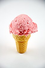 Рожок для мороженого с клубникой (5076899310) .jpg