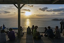 東京都小笠原村父島のウェザーステーション展望台から眺める夕日