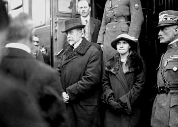 Tomáš Garrigue Masaryk – prezident Osvoboditel, na prosincové návštěvě Tábora, krátce po vzniku nezávislé Československé republiky v roce 1918. Po jeho levici stojí dcera Olga, která jej doprovázela během první světové války v exilu.