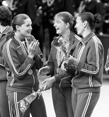 Kotcherhina (à gauche)avec Loutaïeva et Tourtchynasur le podium du Jeux olympiques 1980
