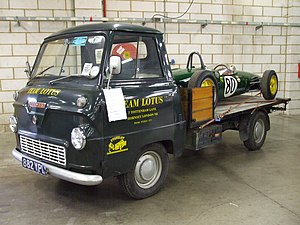 Thames 400E mit Lotus Rennwagen 2.jpg