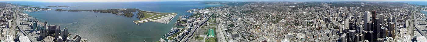 Круговая панорама Торонто. Вид с Си-Эн Тауэр. По центру вдали озеро Онтарио, слева от пролива городской аэропорт имени Билли Бишопа.