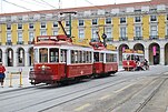 Zwei Stadtrundfahrtwagen an der Praça do Comércio