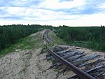 Opuszczone, zniszczone tory kolejowe między miastami Salechard i Nadym