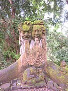 Statue im Affenwald
