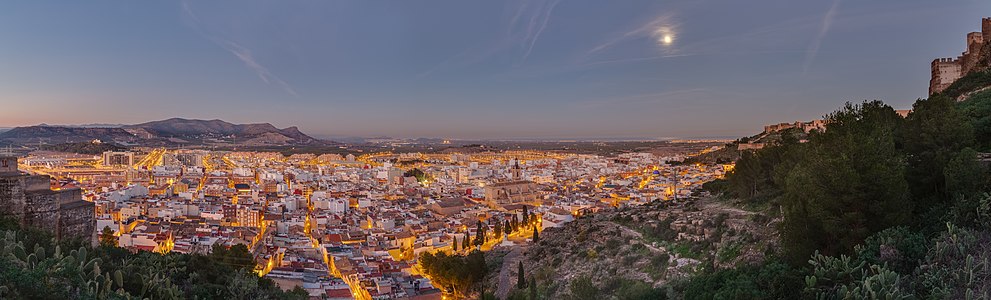 圖為前羅馬帝國城市薩貢托在月光下的景觀，該城現位於西班牙巴伦西亚共同体，此圖攝於薩貢托城堡所處的山丘。