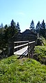 Nordseite mit natürlichem Burggraben und Bergfried