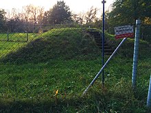 Oplocený pozemek s vodním zdrojem, stojící na louce poblíž přírodní památky Kolínské tůně.