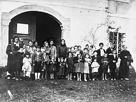 Women_&_children_in_Gornja_Rijeka.jpg