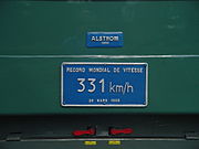 鉄道車両のバッジの例。フランスのBB9004電気機関車が1955年3月29日に達成した世界記録を記念するバッジ。