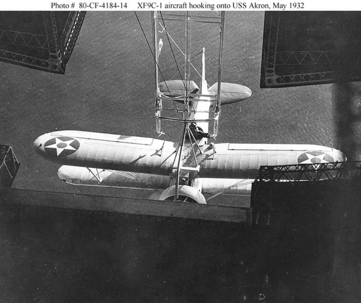 Файл:XF9C 1 aircraft hooking onto USS Akron, May 1932.jpg