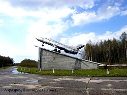 МиГ-21 на постаменте у аэродрома