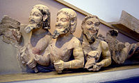Էքադոփետոս - Արեւմտեան ճակտոցի քանդակներէն՝  եռամարմին հրէշը․ Աքրոփոլիի թանգարան
