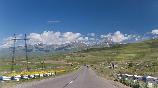 Pejzaĝo vidita el la aŭtovojo M-2 inter Goris kaj Ŝaki