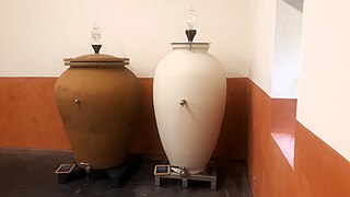 Amphores de vinification, en terre cuite d'Italie et en porcelaine de Limoges.