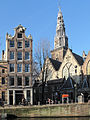 Amsterdam, de Oude Kerk vanaf Oudezijds Voorburgwal