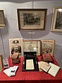 Materiale giornalistico, stampe d'epoca e studio portatile da guerra risalente alla spedizione garibaldina in Francia nel 1870. Materiale esposto nel Museo delle Culture Villa Garibaldi di Riofreddo nella sezione che ospita la Collezione Stacchetti.