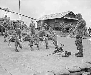 Майор Корпусу морської піхоти пояснює особливості гранатомета, В'єтнам, 1969