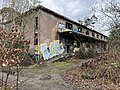 Bahnhof/Maschinenhalle im Bauhaus-Stil mit Flachdach, Betondecken und überdachter Rampe