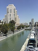 El río Barada frente al hotel.