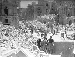 Durante la Segunda Guerra Mundial, varios edificios en La Valeta sufrieron daños estructurales, incluido un daño mínimo en el Palazzo Ferreria a la izquierda.