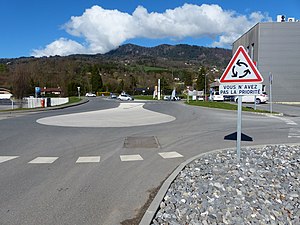 Accompagné d'un panonceau M9z vous n'avez pas la priorité, Bonne, Haute-Savoie.