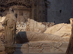 En primer plano, detalle del sepulcro de Juan II de Castilla, al fondo, el de Alfonso de Castilla, ambos de Gil de Siloé
