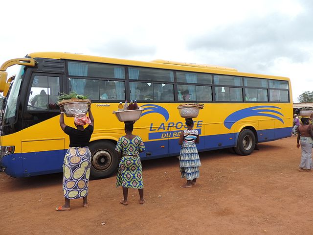 Autocar de La Poste, au Bénin (2015).