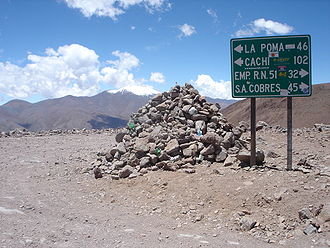 Wegweiser mit Entfernungsangaben auf dem Pass