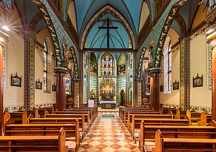 Interior da catedral de São Paulo da Cruz, Ruse, nordeste da Bulgária. O templo católico da diocese de Nicopol é dedicado a São Paulo da Cruz, fundador dos passionistas. Foi construído em 1890 com os projetos do arquiteto austro-húngaro Valentino Dell'Antonio de Moena. A catedral é um exemplo da arquitetura neogótica (e em particular do gótico de tijolos) no país. O interior é decorado com esculturas e vitrais. Era a igreja catedral do beato Eugene Bossilkov, bispo de Nicopol, executado pelos comunistas em 1952. (definição 7 465 × 5 278)