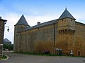 L'aile nord, entre la tour nord-est et l'échauguette au nord-ouest Côté gauche, la rue vers la terrasse de la mairie ; côté droit, la route vers l'ancien lavoir.