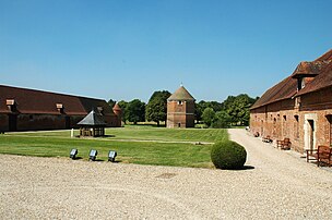 Wirtschaftshof mit Taubenturm