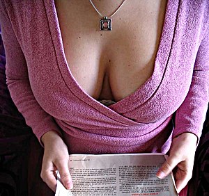 English: Cleavage of a woman