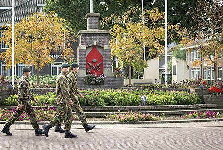 Militairen bij de herdenkingsplaats op de Van Hornekazerne.