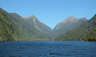 Der Wilmot Pass vom Doubtful Sound/Patea aus, links der Mount Barber und rechts der Mount Wilmot