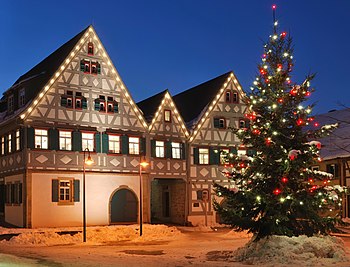 Vánoční strom v bádensko-württemberském Ditzingenu před Dreigiebelhausem (domem s třemi štíty), v němž sídlí městské muzeum s galerií