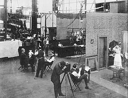 Scène de tournage de plusieurs productions cinématographiques, aux studios de l’Edison Motion Picture Studio, dans le Bronx à New York (États-Unis), vers 1907–1918. (définition réelle 500 × 393)