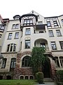 Mietshaus in geschlossener Bebauung mit Vorgarten