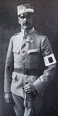 Photo en noir et blanc représentant un homme en uniforme.