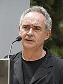 Ferran Adrià, imiterad av Cesc Casanovas (till höger i bild).