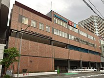 リニューアル後の二俣川駅駅舎、外壁がレンガ造りとなっている 〈2018年5月〉