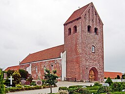 Gudum Kirke från 1350, ursprungligen klosterkyrka. Tornet tillkom 1930.[1]