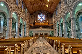 La nef, l'orgue et la rosace.