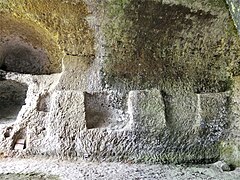 Le mur sud de la nef dans lequel ont été taillées trois ébauches de piliers.