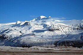 Vue du Hvannadalshnjúkur (dôme au centre) et de Dyrhamar (à sa droite) englacés depuis l'ouest.