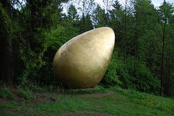 Skulptur Was war zuerst? nahe Bad Berleburg