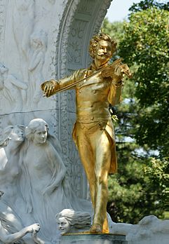 La statue centrale du Monument Johann-Strauss, réalisé par le sculpteur Edmund von Hellmer en 1921 (Stadtpark, Vienne). (définition réelle 2 729 × 3 941)