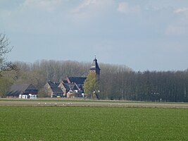 De kerk vanaf de Aagtsweg uit de richting van Eenrum