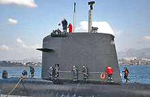 Sail of the French nuclear submarine Casabianca; note the diving planes, camouflaged masts, periscope, electronic warfare masts, hatch, and deadlight. Kiosk Casabianca.jpg