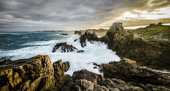 "Côte du Nord de l'île d'Ushant" par Rémi Turban (d · c · b)